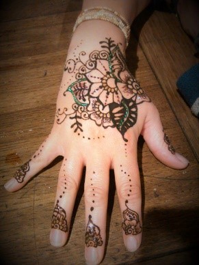 Hand decorate with Henna Workshop Art -Chicks in the Sticks - Glamping _GreenAcre Events_Devon